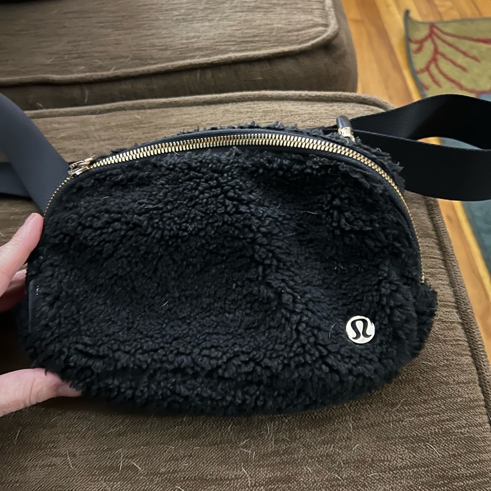 Lululemon belt bag black with gold - Picture 6 of 7